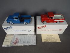 Danbury Mint - 2 x Chevrolet Pickup trucks in 1:24 scale,