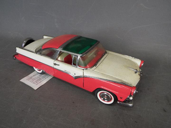 Danbury Mint - 2 x 1955 Ford Fairlane Crown Victoria models in 1:24 scale. - Image 3 of 3