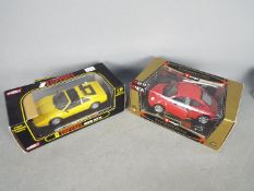 Anson - Bburago - 2 x 1:18 scale cars, Ferrari 328 GTS in Giallo Fly, Volkswagen New Beetle in red.