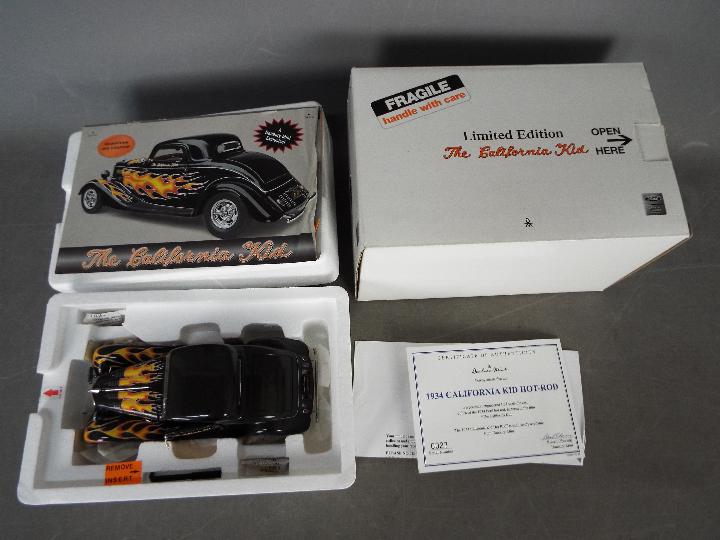 Danbury Mint - Limited edition 1934 Ford Hot Rod 'California Kid' in 1:24 scale.