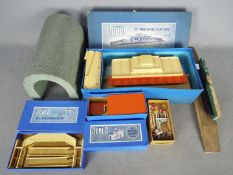 Hornby Dublo, Crescent - A collection of mainly boxed Hornby Dublo model railway accessories.