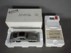 Danbury Mint - James Bond Aston Martin DB5 in 1:24 scale.