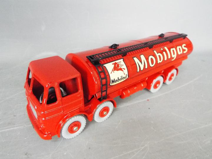 Dinky - Matchbox - A mixed lot of 9 x Dinky vehicles and 1 x Matchbox Yesteryear model including - Image 3 of 4