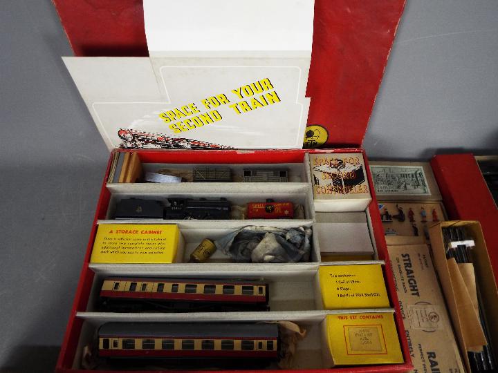 Trix - A Trix Twin Railway 3 Rail train set with boxed track and accessories. - Image 3 of 8