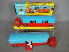 Corgi - Chipperfields - 2 x Bedford TK Horse Transporters,