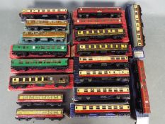 Hornby Dublo - A group of 18 x mostly Hornby carriages, 16 x are boxed and 2 loose.