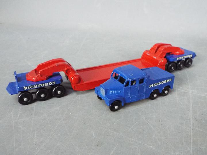 Matchbox - Boxed Major Pack M-6 Scammell Pickfords 18 wheel tractor and transporter in blue and red - Image 2 of 2