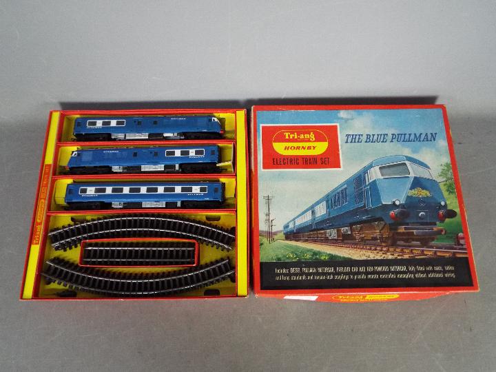 Hornby - A boxed Hornby RS52 electric train set 'The Blue Pullman'.