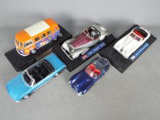 Road Signature - Sun Star - Autoart - A group of 5 x unboxed 1:18 scale cars including VW Microbus,