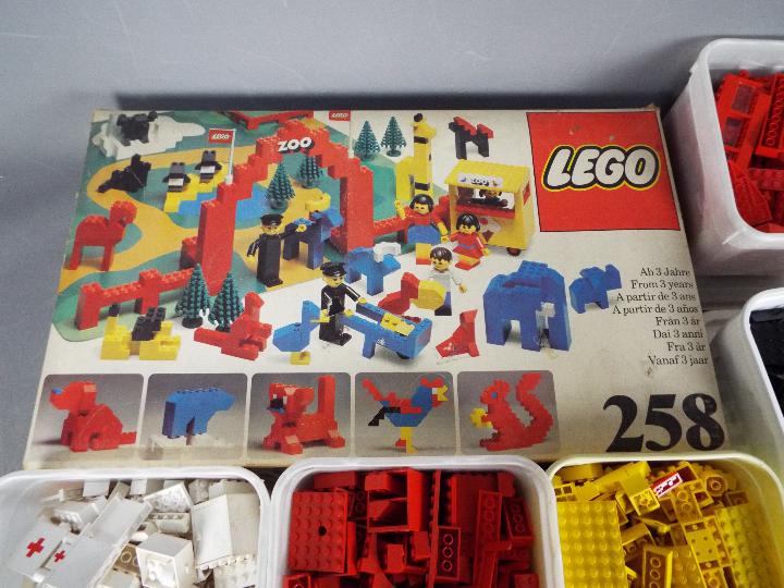 LEGO - A boxed vintage Lego #258 Zoo set (with baseboard) together with an assortment of loose - Image 3 of 3