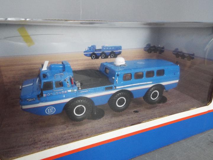 DiP Models - A 1:43 scale Zil 49061 Soyuz Astronaut Rescue vehicle, Blue Bird. # 249061. - Image 2 of 2