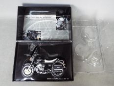 Minichamps - A 1:12 scale Moto Guzzi California 850-T3 motorcycle.