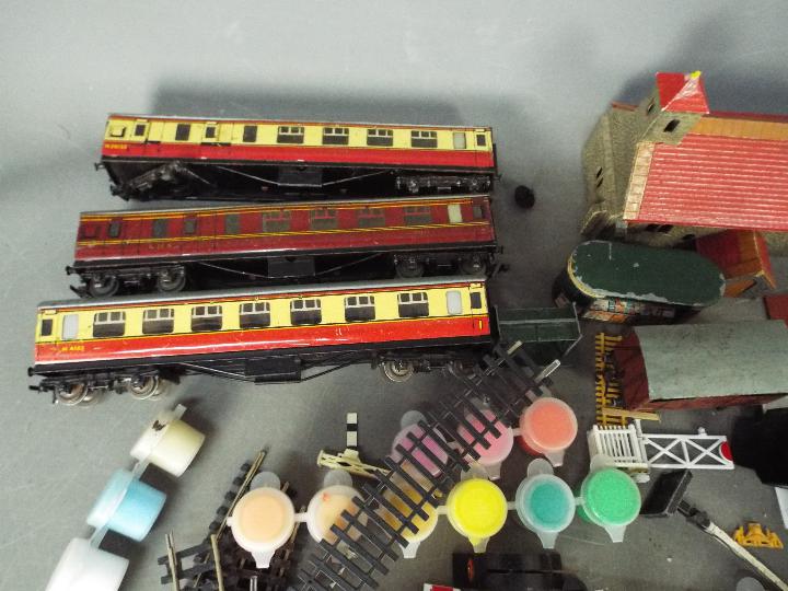 Hornby, Hornby Dublo, Other - A mixed lot of OO gauge model railway accessories, track, - Image 4 of 4