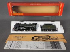 Hornby - an OO gauge Schools class V locomotive and tender 4-4-0 'Repton' op no 926,