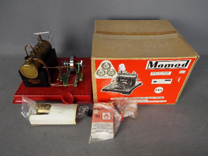 Mamod - A boxed Mamod SE3 Twin Cylinder Static Steam Engine.
