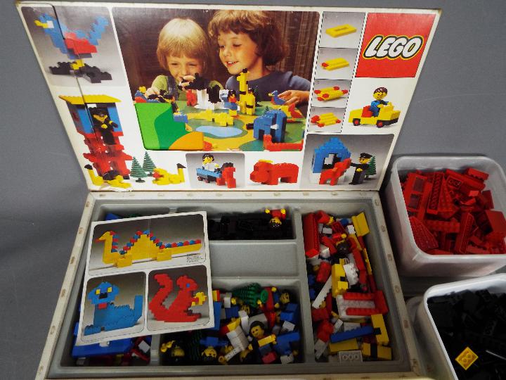LEGO - A boxed vintage Lego #258 Zoo set (with baseboard) together with an assortment of loose - Image 2 of 3