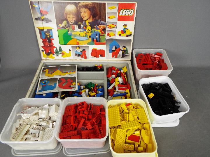 LEGO - A boxed vintage Lego #258 Zoo set (with baseboard) together with an assortment of loose