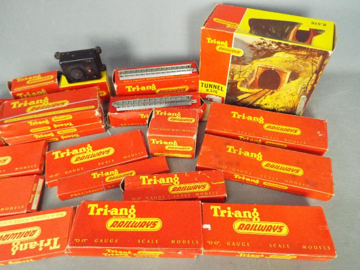 Triang - A siding of over 20 OO gauge model railway accessories, - Image 3 of 3