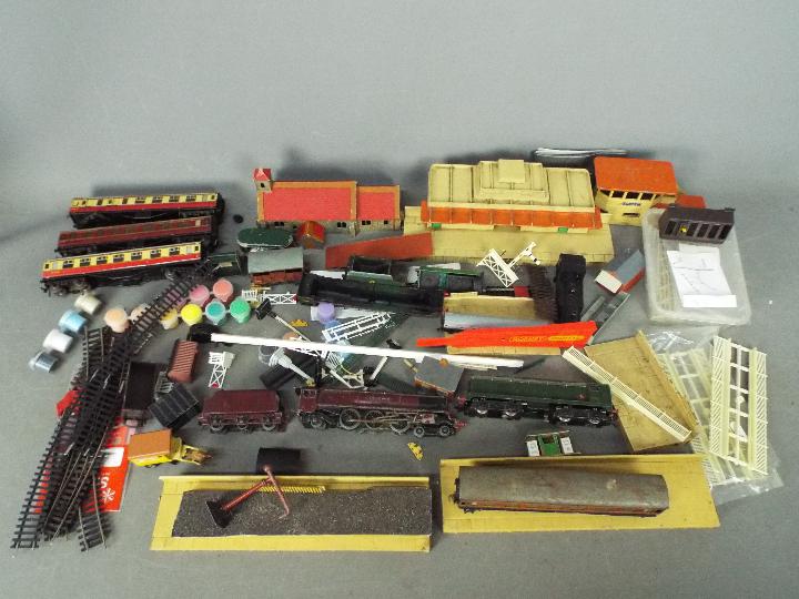 Hornby, Hornby Dublo, Other - A mixed lot of OO gauge model railway accessories, track,