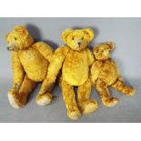 Unconfirmed Makers - A family of three unmarked vintage teddy bears.