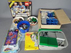 LEGO - An assortment of mainly unboxed vintage Lego.