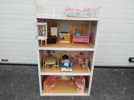 Sindy - Vintage Sindy Doll Super Home including some original Sindy fixtures,