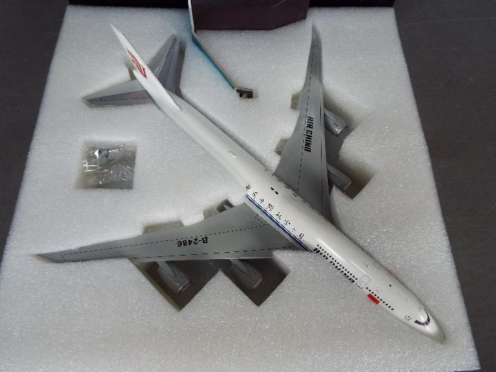 Gemini 200 - A Boeing 747-8i in 1:200 scale in Air China livery with registration number B-286. - Image 2 of 3