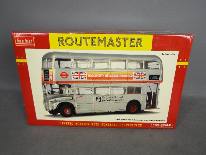 Sun Star - A boxed Sun Star 1:24 scale Limited Edition #2906 Routemaster Bus SRM 25-850 DYE; - Image 4 of 5