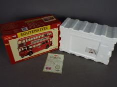 Sun Star - A limited edition London Transport Routemaster bus in 1:24 scale. # 2913.