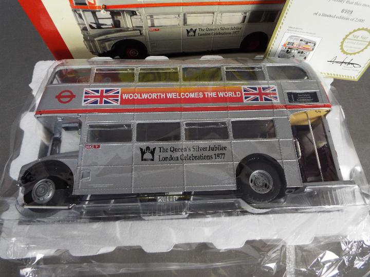 Sun Star - A boxed Sun Star 1:24 scale Limited Edition #2906 Routemaster Bus SRM 25-850 DYE; - Image 2 of 5