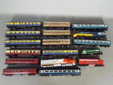 Hornby - Playart - A collection of 17 x 00 gauge items including 4 x locos and 13 x carriages