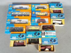Roco, Piko, Liliput - 14 boxed items of HO gauge passenger and freight rolling stock.