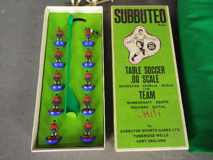 Subbuteo - A collection of items including a boxed # 68 team of Chile, - Bild 2 aus 3