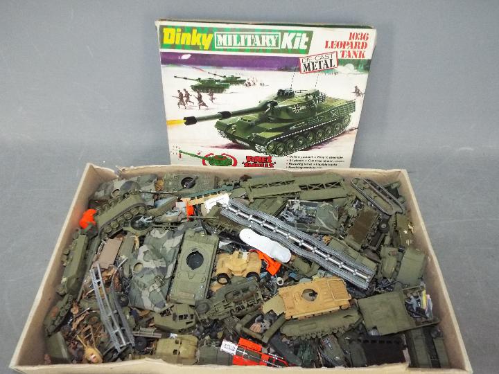 Dinky Toys, Other - A boxed Dinky Toys #1036 Leopard Tank Kit. - Bild 2 aus 4