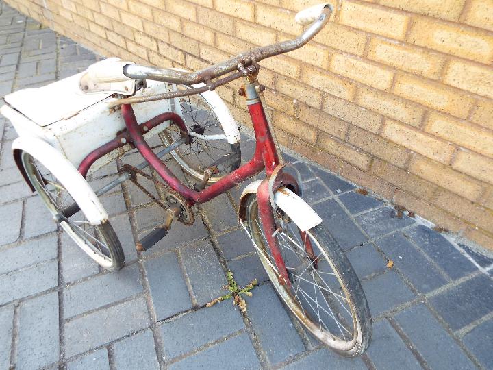 Triang - A vintage Triang Tricycle with with rear carrier / boot. - Bild 3 aus 4