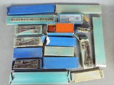 Hornby Dublo - A collection of boxed Hornby Dublo 3-Rail ,