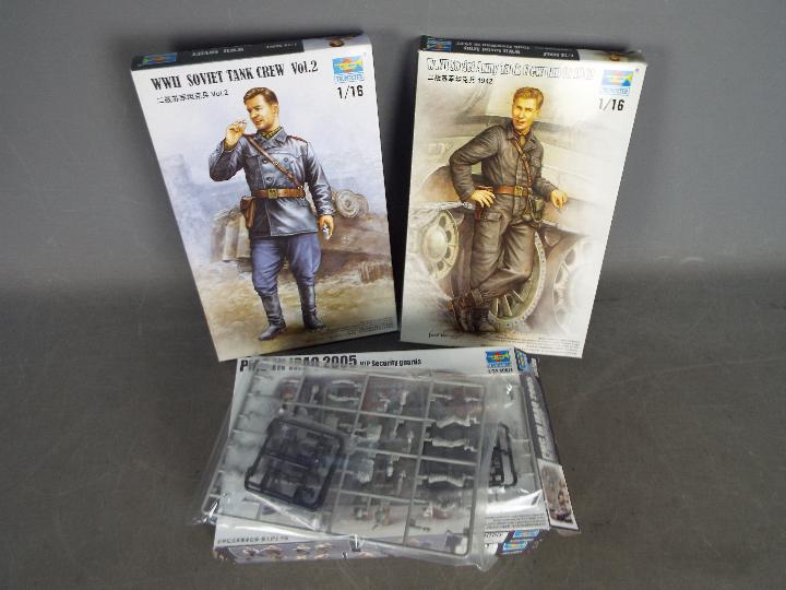 Trumpeter - A group of 4 x boxed military model kits in 1:16 and 1:35 scale including # 00702 WWII - Bild 2 aus 2