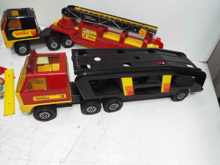 Tonka - Four vehicles and two figures. - Image 4 of 5