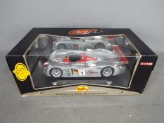 Maisto - a 1:18 scale Infineon Audi R8 Le Mans-Sieger 2001 by Maisto with showroom display unit,
