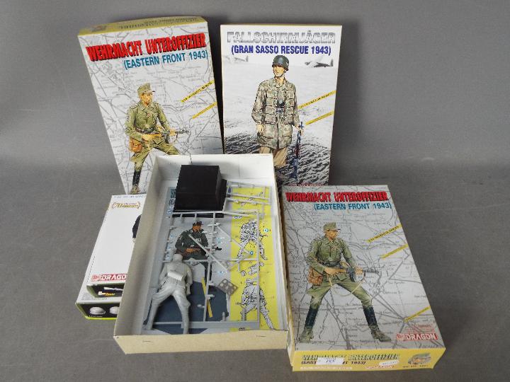 Dragon - A group of 5 x boxed military model kits in various scales including # 1617 - Bild 2 aus 2