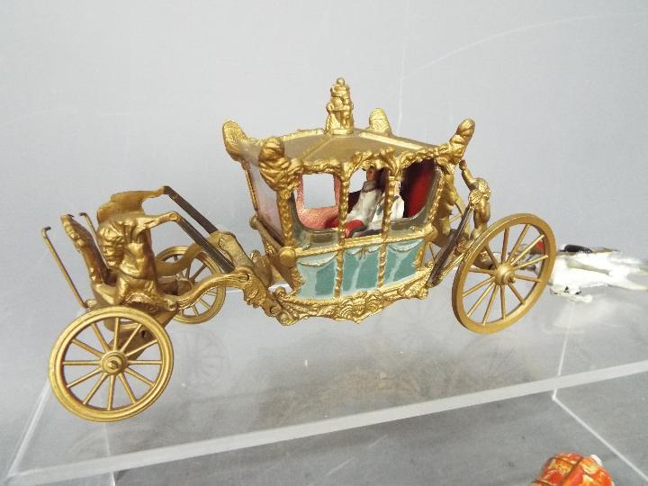 Britains - An unboxed Britains #1470 State Coach (post War Version) with gilt coloured coach, - Bild 3 aus 3