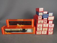 Hornby - A collection of 22 x boxed 00 gauge carriages and wagons including # 4035 Pullman Car