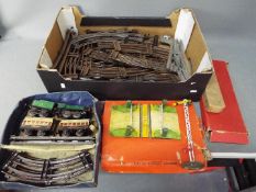 Hornby - A collection of O gauge items including a boxed set with a clockwork loco number 3435 and
