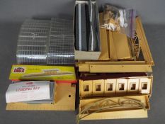 Hornby Dublo - A quantity of loose and boxed 00 gauge station accessories including over 20 x