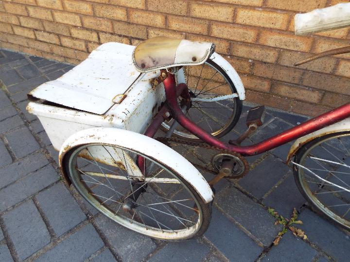 Triang - A vintage Triang Tricycle with with rear carrier / boot. - Bild 2 aus 4