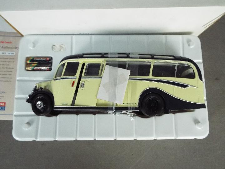 Original Classics - A boxed limited edition Bedford Duple OB coach in 1:24 scale in Royal Blue - Image 2 of 3