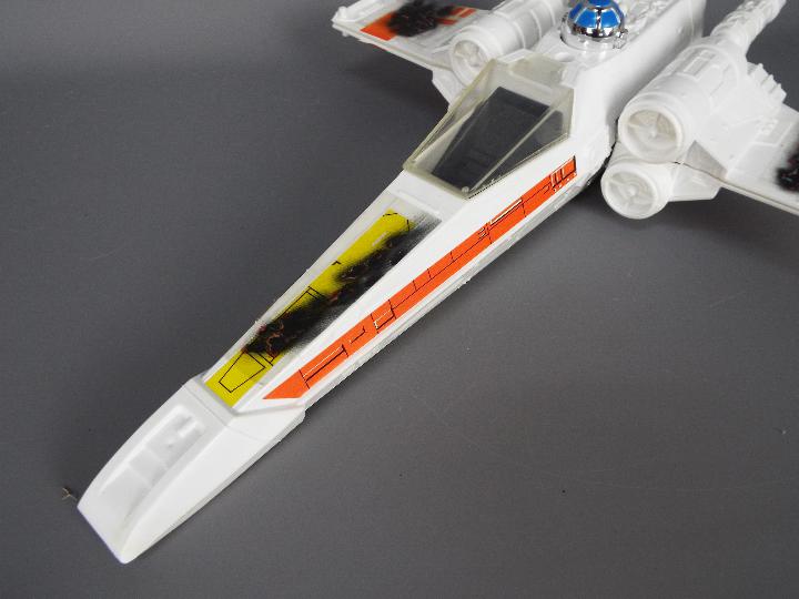 Star Wars - A boxed, vintage Kenner X Wing Fighter Vehicle with Battle Damaged look feature, - Image 4 of 8