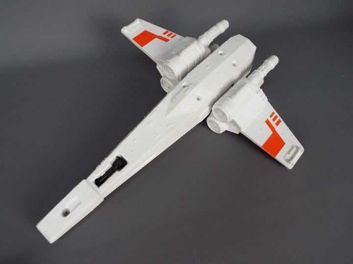 Star Wars - A boxed, vintage Kenner X Wing Fighter Vehicle with Battle Damaged look feature, - Image 5 of 8
