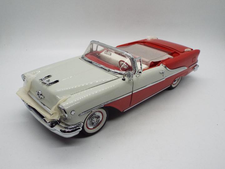 Danbury Mint - A boxed Danbury Mint 1:24 scale 1955 Oldsmobile Super Eighty-Eight Convertible. - Image 3 of 4