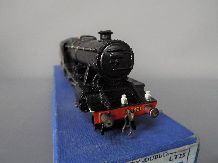 Hornby Dublo - A boxed Hornby Dublo LT25 OO gauge Class 8F 2-8-0 steam locomotive and tender Op.No. - Image 4 of 7